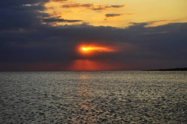 Gün batımının güzel manzarası. Yaz plajı.