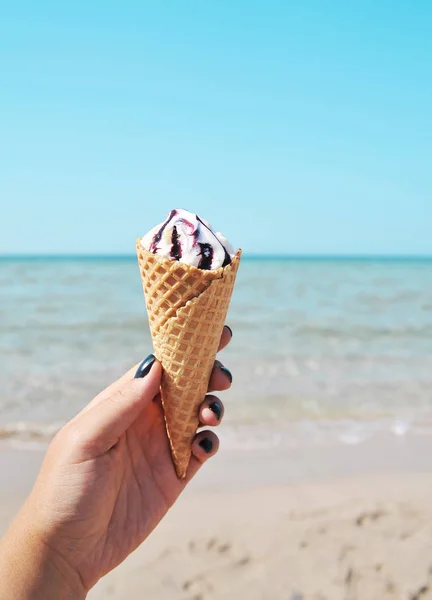 Female Hand Holds Ice Cream Beach Sea — Stock Photo, Image