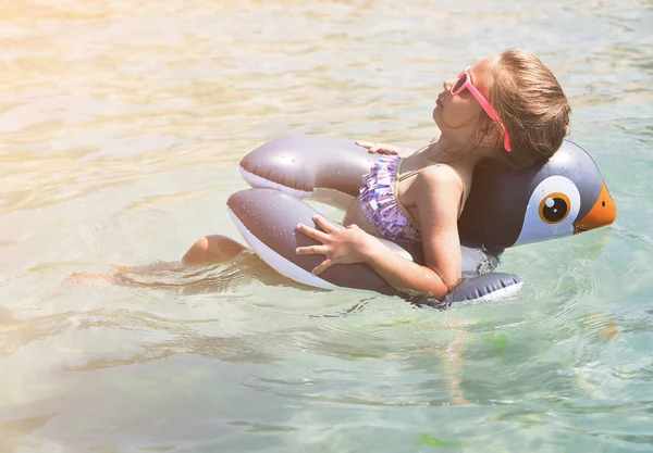 Menina Bonito Diverte Praia Conceito Verão — Fotografia de Stock