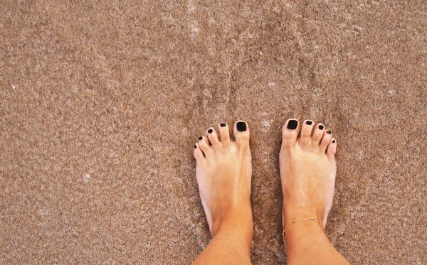 Samičí Nohy Stojící Písku — Stock fotografie