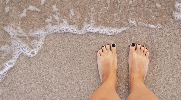 Jambes Femelles Debout Sur Sable — Photo