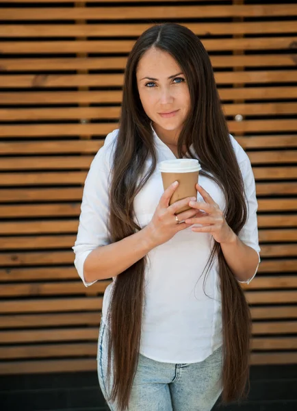 Vacker Ung Kvinna Dricker Kaffe Utomhus — Stockfoto