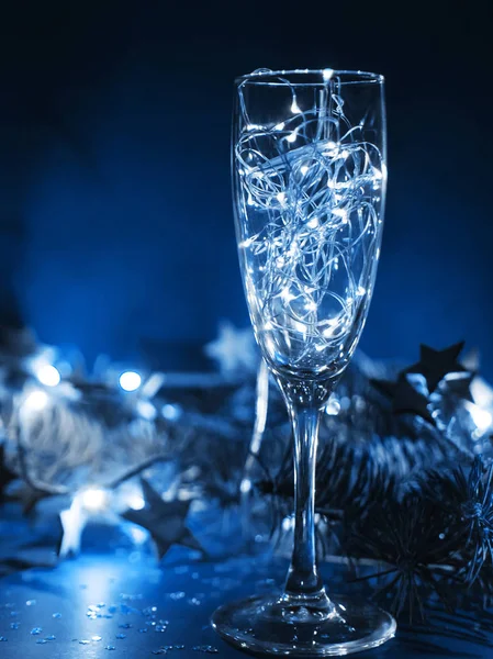 Bicchieri Vino Sfondo Blu Con Luci Concetto Natale — Foto Stock