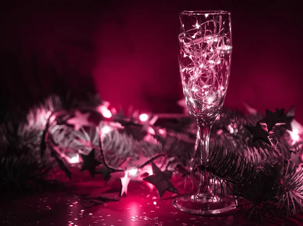 Luces Navidad Rama Pino Sobre Fondo Violeta —  Fotos de Stock