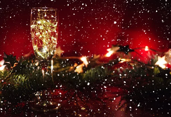 Ποτήρια Κρασιού Κόκκινο Φόντο Φώτα Χριστουγεννιάτικη Ιδέα — Φωτογραφία Αρχείου