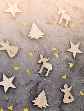 Ahşap arka planda dekoratif oyuncaklar. Noel konsepti.