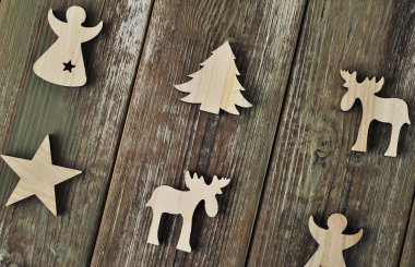Ahşap arka planda dekoratif oyuncaklar. Noel konsepti.