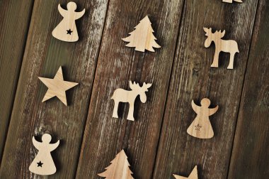 Ahşap arka planda dekoratif oyuncaklar. Noel konsepti.