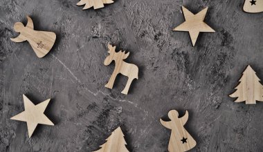 Taş arka planda dekoratif oyuncaklar. Noel konsepti.