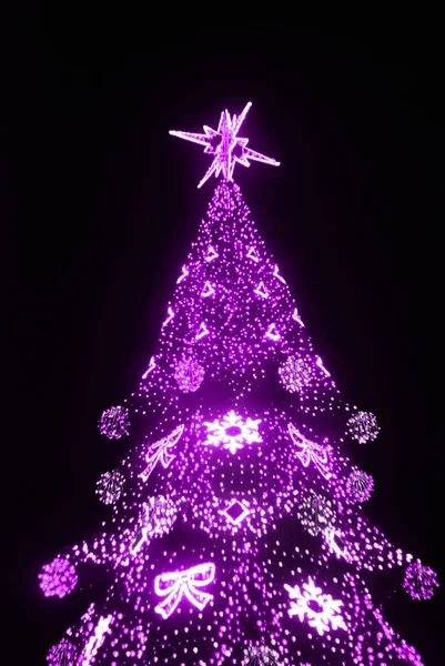 Χριστουγεννιάτικο Δέντρο Βιολετί Νέον Χρώμα — Φωτογραφία Αρχείου