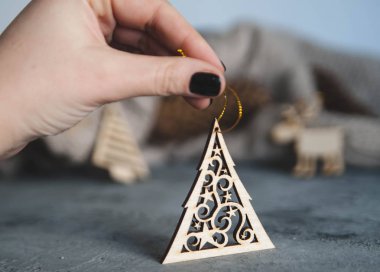 Taş arka plan dekoratif ahşap oyuncaklar. Noel konsepti.