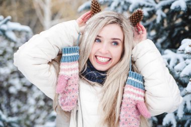 Gülümseyen kadın dışarıda eğleniyor. Kış Tatilleri.