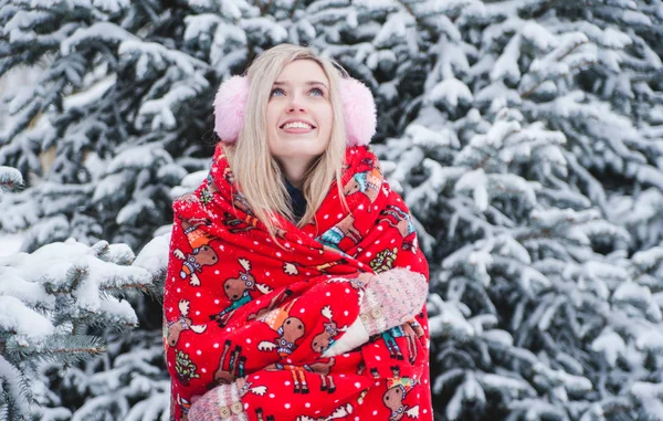 雪の天候で屋外でポーズクリスマスラップと美しい女性 — ストック写真