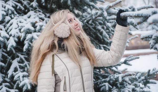 Mulher Sorridente Tem Uma Diversão Livre Férias Inverno — Fotografia de Stock