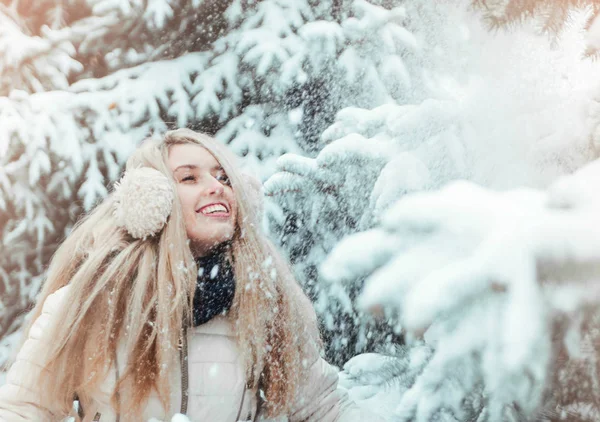 Усміхнена Жінка Весело Проводить Час Відкритому Повітрі Зимових Канікул — стокове фото