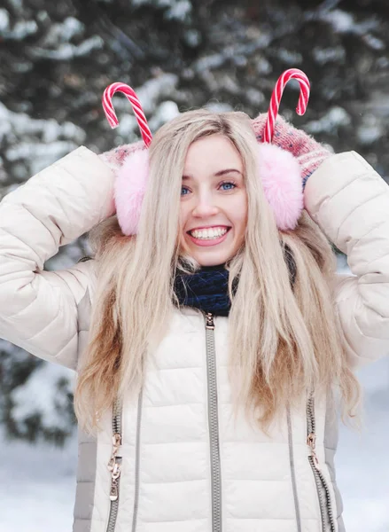 Mulher Sorridente Tem Uma Diversão Livre Férias Inverno — Fotografia de Stock