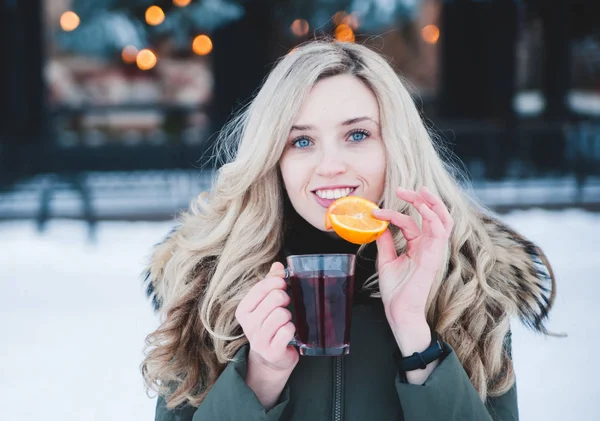 Usmívající Žena Svařeným Vínem Zábavu Venku — Stock fotografie