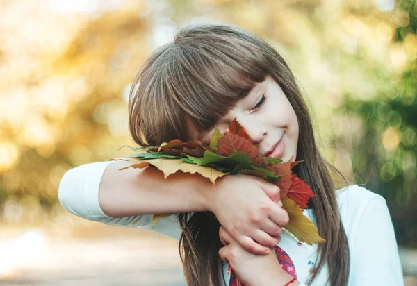 Menina Bonito Com Folhas Outono Livre — Fotografia de Stock