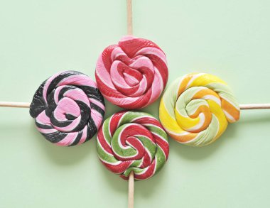 Renkli arka planda lezzetli şekerler.