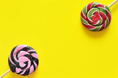 Renkli arka planda lezzetli şekerler.