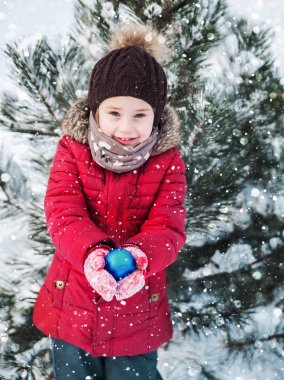 Sevimli küçük kız karla oynuyor.. 