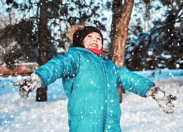 Petite Fille Mignonne Joue Avec Neige — Photo