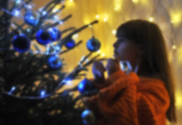 Foto Borrada Menina Bonito Decora Árvore Natal — Fotografia de Stock