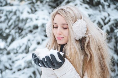 Güzel gülümseyen kadın kar açık ile eğlenceli vardır. Kış tatili.