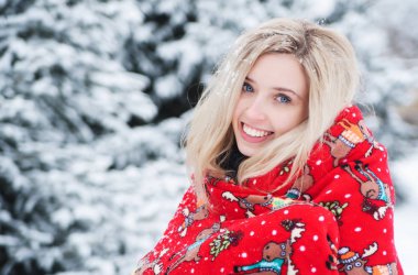  Güzel gülümseyen kadın kar açık ile eğlenceli vardır. Kış tatili.