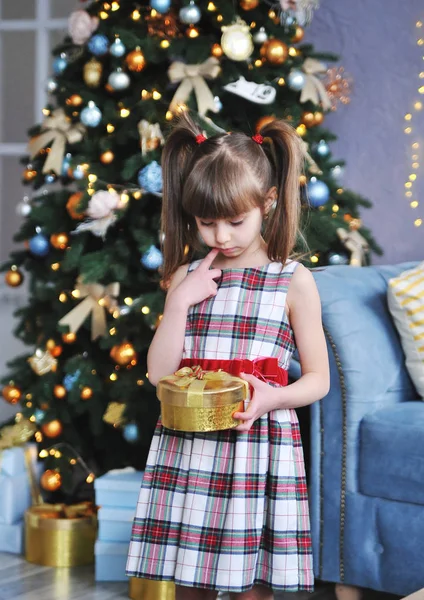 Linda Niña Con Regalos Navidad —  Fotos de Stock