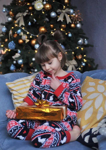 Schattig Klein Meisje Met Kerstcadeaus — Stockfoto