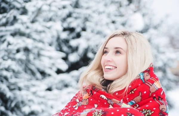 Mulher Sorridente Bonita Tem Uma Diversão Com Neve Livre Férias — Fotografia de Stock