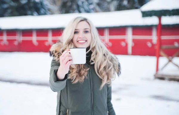 Mulher Sorridente Bonita Com Vinho Quente Livre — Fotografia de Stock