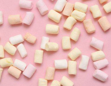 Pembe kağıt arka planda şişede lokum..