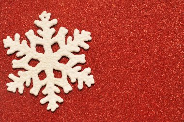 Parlak arka planda dekoratif kar taneleri. Noel konsepti.