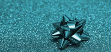 Parıltılı kağıt dokusunda neşeli renkli fiyonklar. Tatil geçmişi. Noel konsepti.