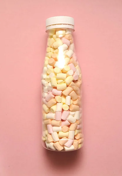 Marshmallow Láhvi Růžovém Papíře Pozadí — Stock fotografie