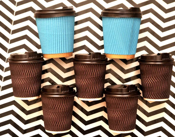 抽象彩色背景的纸杯咖啡 — 图库照片
