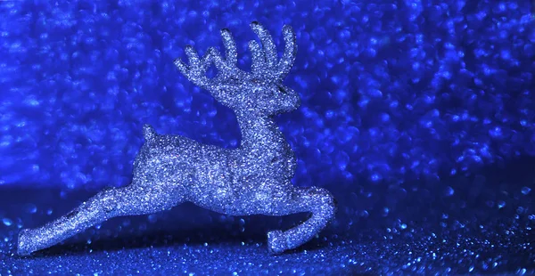 Vánoční Třpytky Jelena Modrém Třpytivém Pozadí Neonové Světlo Vánoční Koncept — Stock fotografie