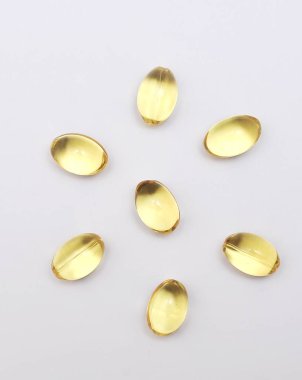 Açık arkaplanda kapsülde balık yağı.