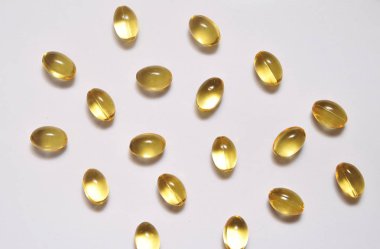 Açık arkaplanda kapsülde balık yağı.