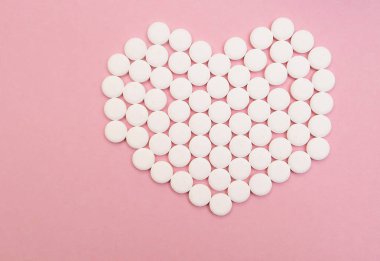 Pembe arka planda uyuşturucular. Sağlık hizmeti kavramı.