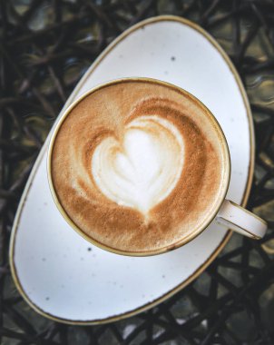 Cam sehpanın üzerinde koyu tonda kahve..