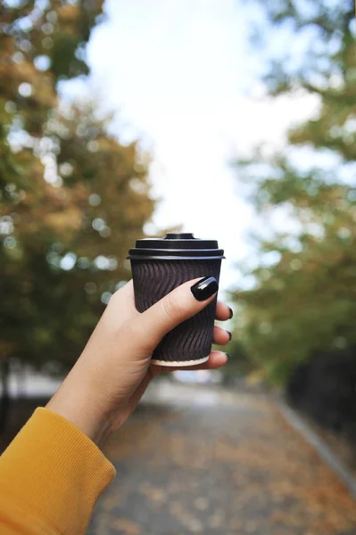 Женская Рука Чашкой Кофе Осеннем Фоне — стоковое фото