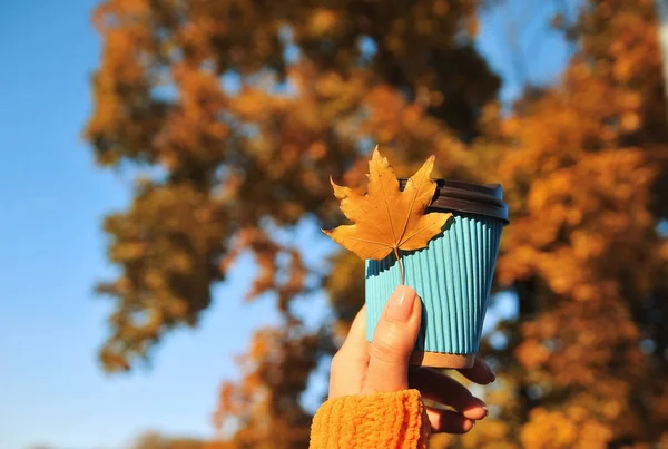 Mano Femenina Con Taza Café Papel Azul Sobre Fondo Otoñal — Foto de Stock