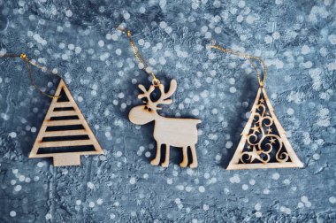 Taş zeminde tahta oyuncaklar.. 