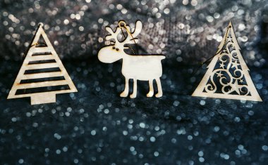 Taş zeminde tahta oyuncaklar.. 