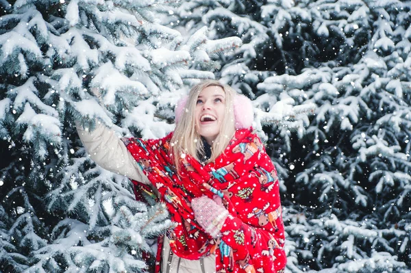 Hermosa Mujer Sonriente Tiene Una Diversión Con Nieve Aire Libre — Foto de Stock