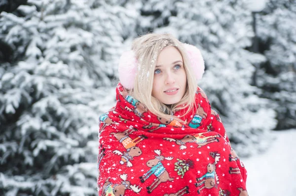 美しい笑顔の女性屋外雪と一緒に楽しくしています 冬の休日 — ストック写真