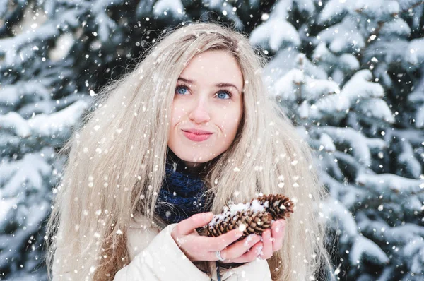 Красива Усміхнена Жінка Розважається Снігом Відкритому Повітрі Зимових Канікул — стокове фото